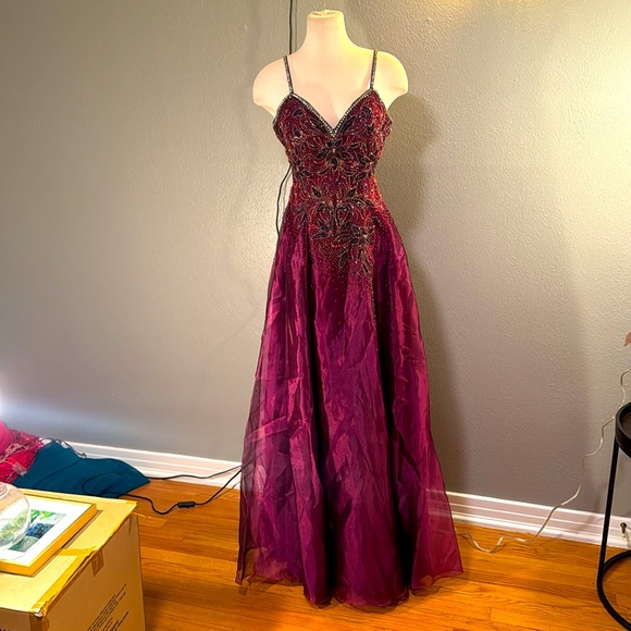 Vintage NWT ball gown with beautiful sheen & floral beading - Picture 5 of 10